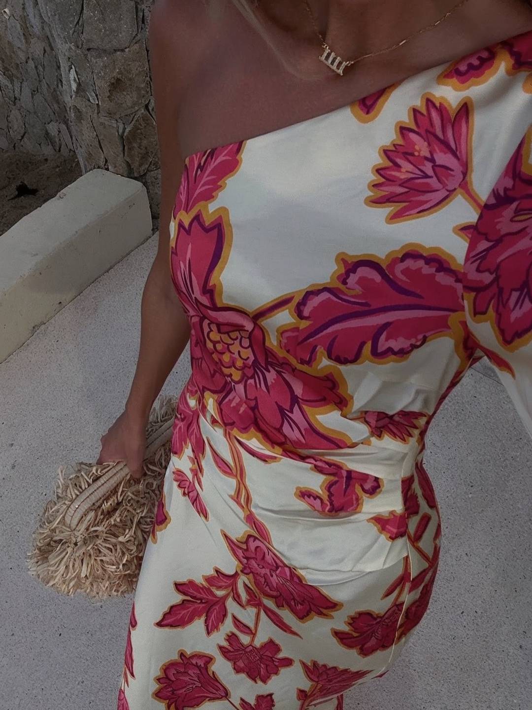 Katia – Robe Longue Satin Fleurie Une Épaule Élégante 4