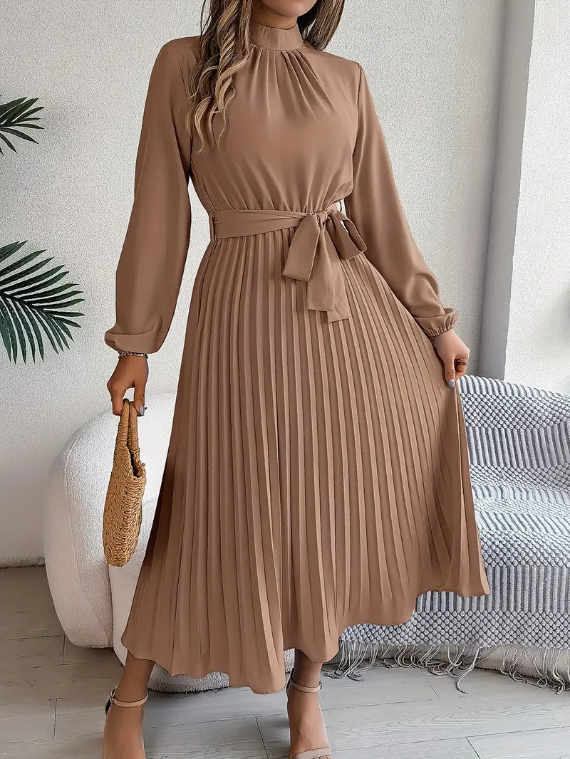 Cassandre - Robe unie à col droit et ceinture plissée