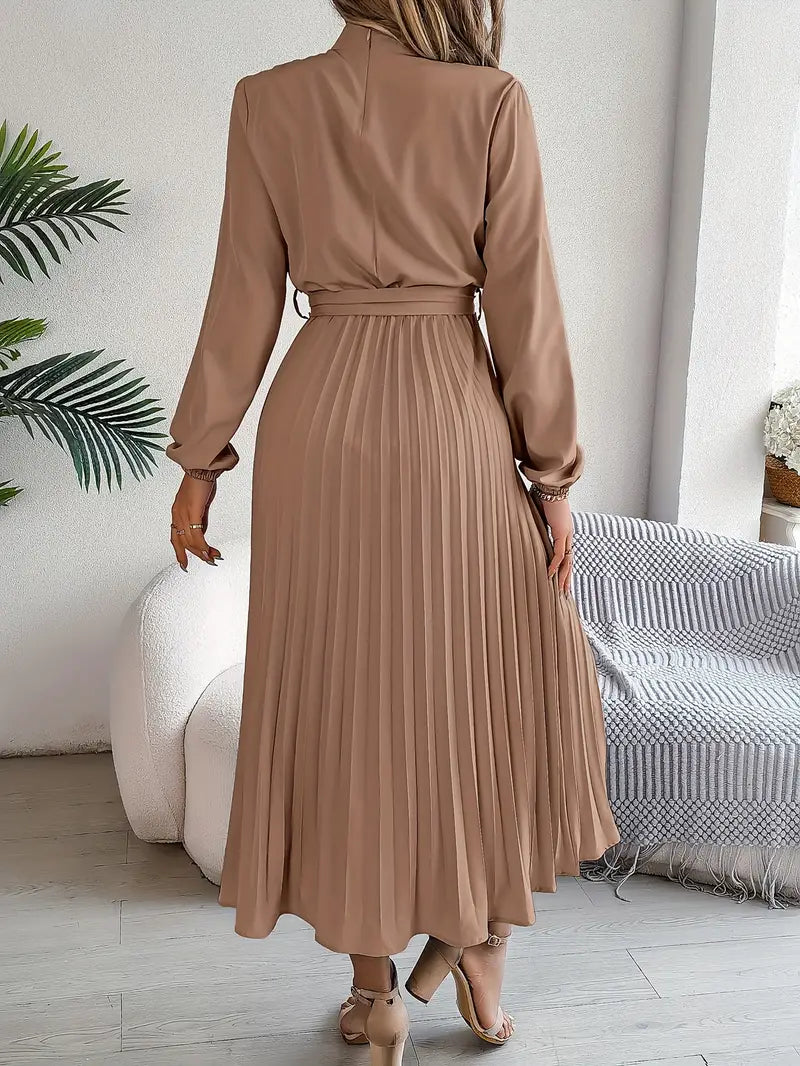 Cassandre - Robe unie à col droit et ceinture plissée