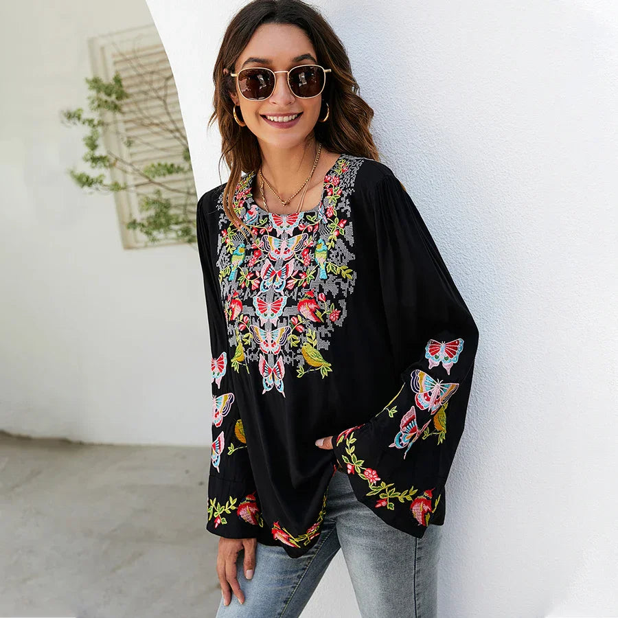Blandine – Blouse Noire Brodée Femme Style Raffiné et Sophistiqué 1