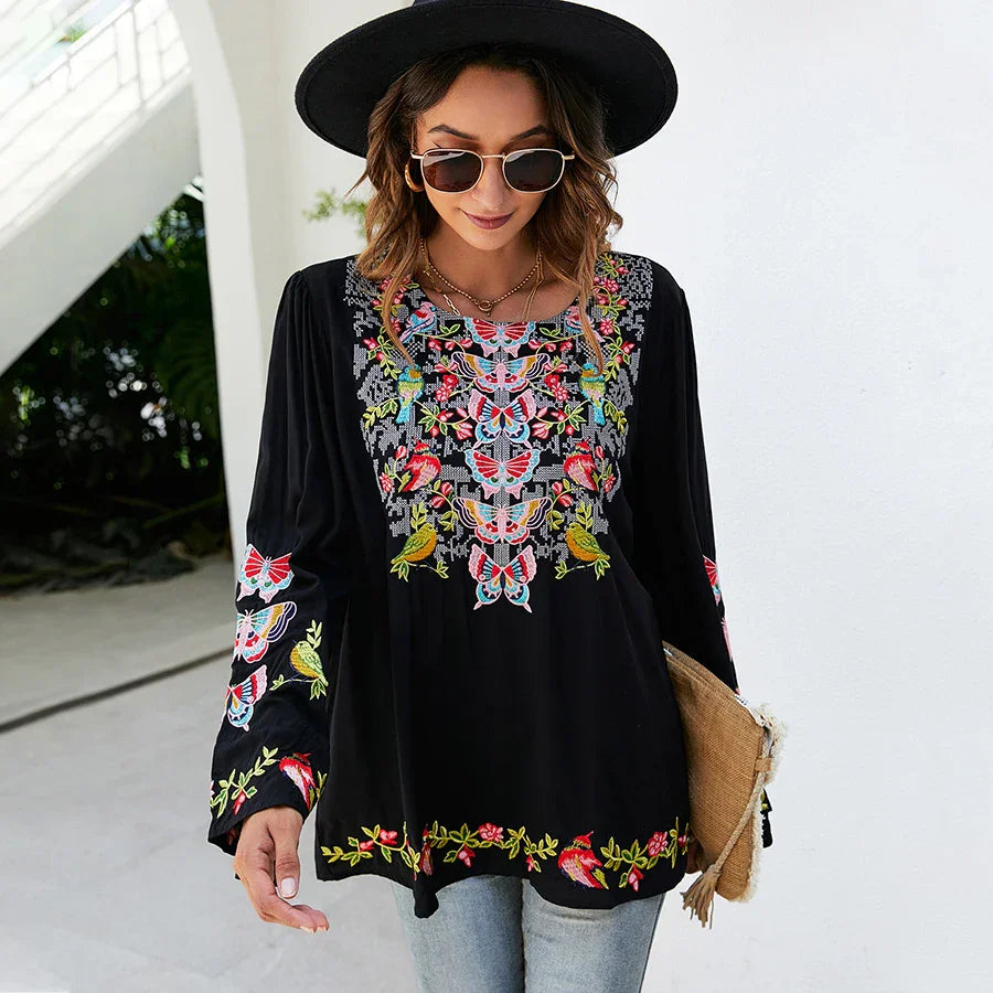 Blandine – Blouse Noire Brodée Femme Style Raffiné et Sophistiqué 2