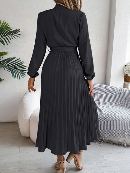 Cassandre - Robe unie à col droit et ceinture plissée